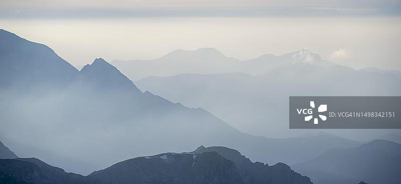 夕阳下的群山轮廓，奥地利萨尔茨堡地区贝希特斯加德纳阿尔卑斯山霍赫克尼格的施泰纳斯米尔图片素材
