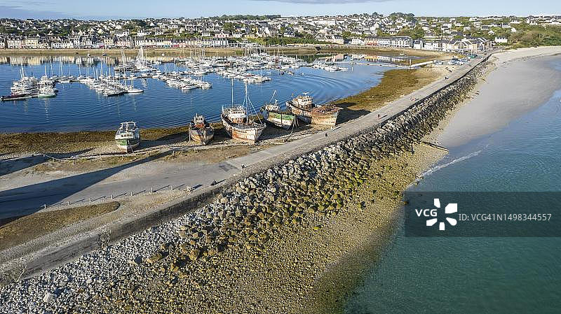 法国布列塔尼克罗宗半岛卡马雷港的沉船图片素材