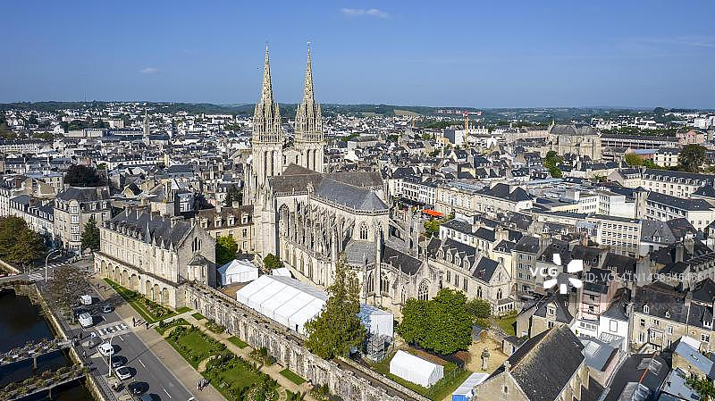 法国布列塔尼菲尼斯泰尔：坎佩尔的城墙和圣科伦坦大教堂图片素材