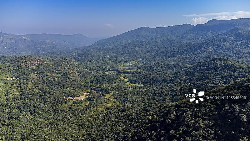 几内亚Futa Djallon的mamou附近森林山脉的航拍图图片素材