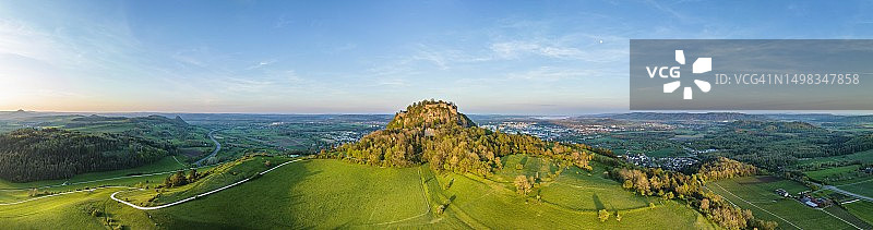 火山锥霍恩特维尔及其城堡遗址在夕阳照耀下的航拍全景,背后是霍恩特维尔畔辛根镇,左侧是黑高火山霍恩黑文和霍恩克雷恩,右侧地平线上是西湖图片素材