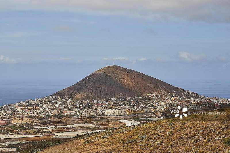 加尔达尔：西班牙加那利群岛的火山锥和彩色房屋图片素材