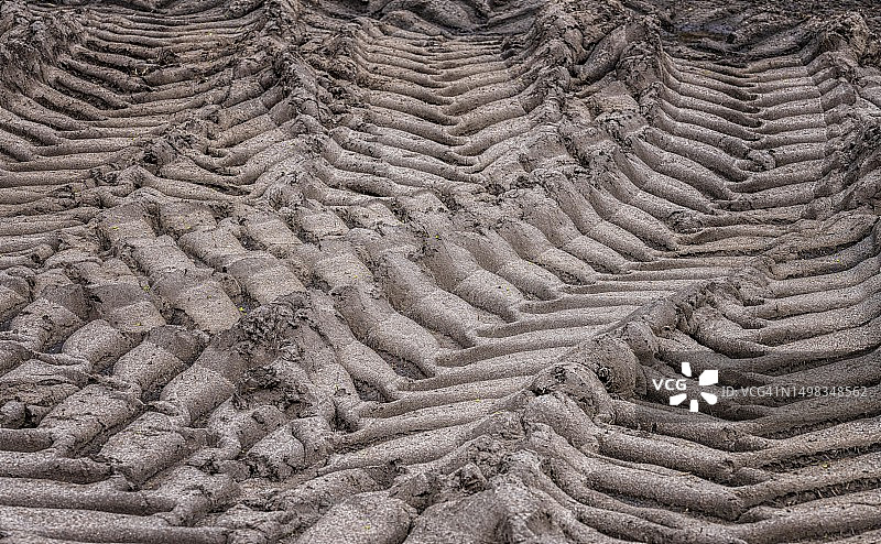 德国柏林壤土中拖拉机的轮胎痕迹图片素材