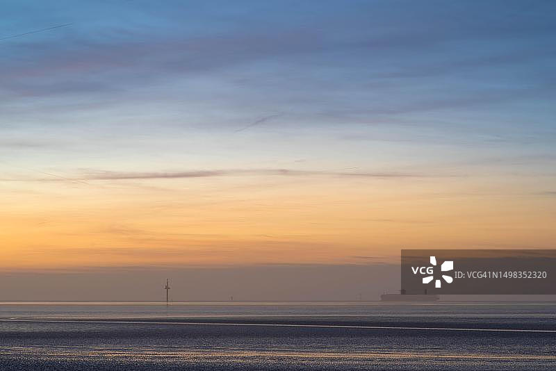 威悉河畔不来梅港附近退潮时的夜晚，北海，抵达的船只，库克斯哈芬，德国图片素材