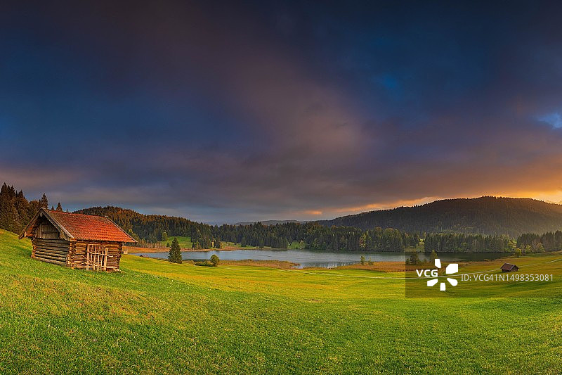 德国巴伐利亚加米施-帕滕基兴 Wagenbruechsee 的日落图片素材