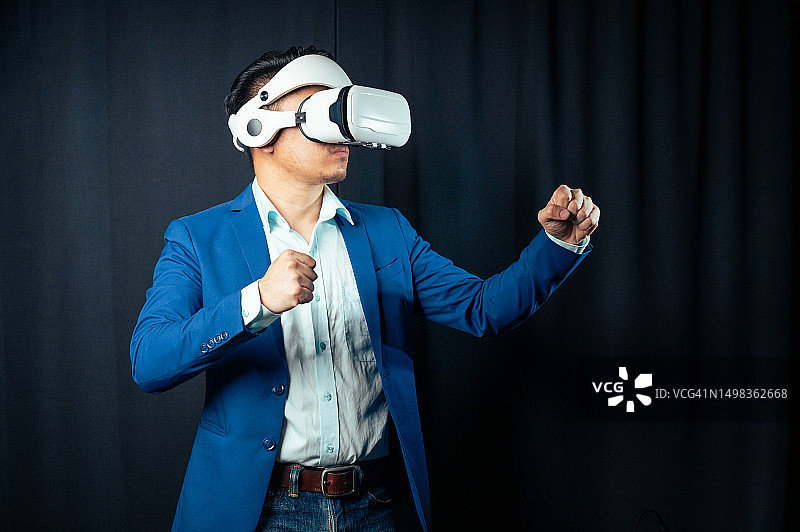 商务人士在影棚使用VR设备图片素材