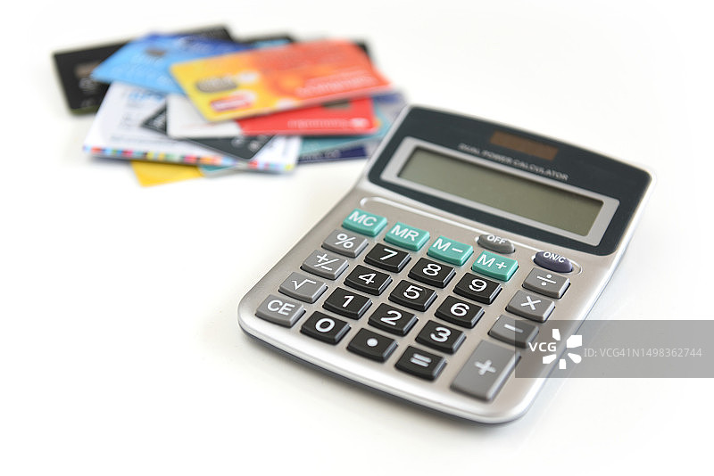 白色背景上的计算器和信用卡图片素材