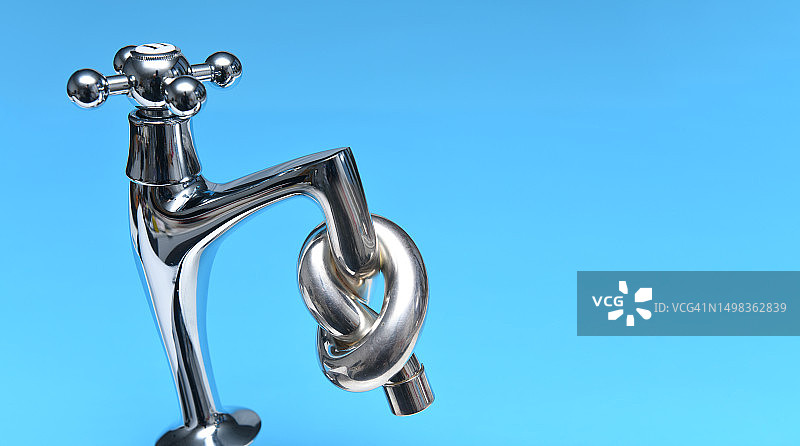 蓝色背景上的水龙头结图片素材