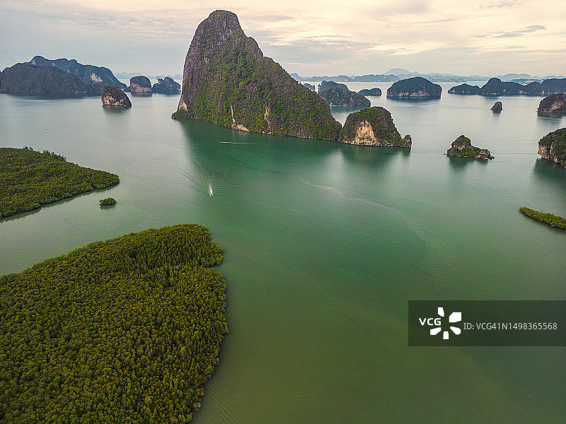 泰国攀牙湾被绿色植物环绕的海洋溪流山脉航拍景色图片素材