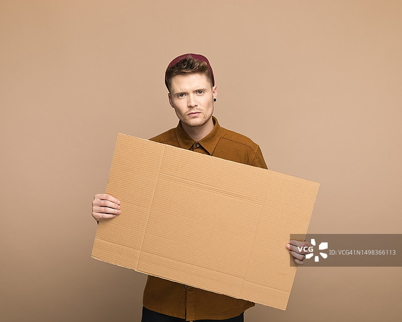 举着横幅的男性活动家图片素材