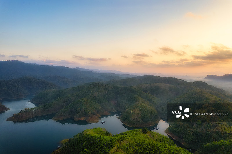 泰国素叻他尼府考索国家公园拉差帕拉帕大坝的鸟瞰图日出景色图片素材