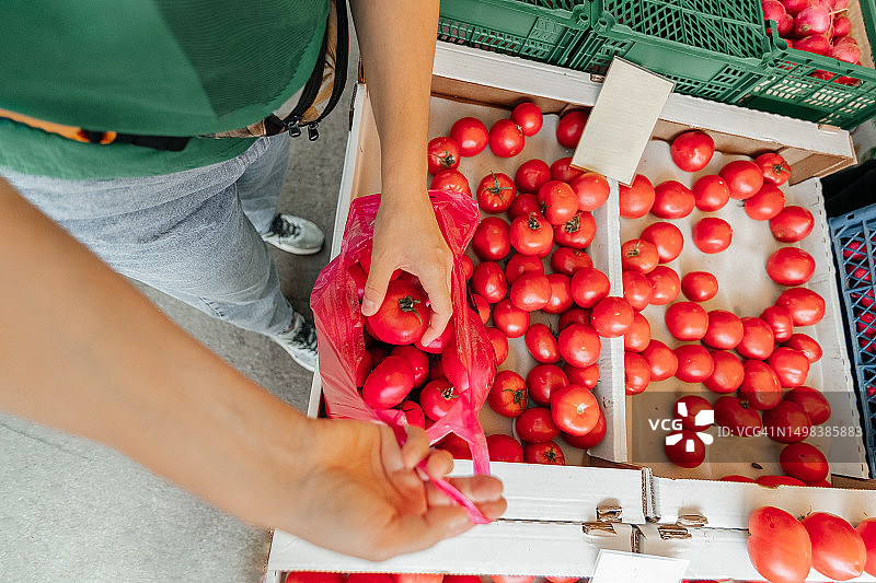 在街头市场购买西红柿的女子图片素材