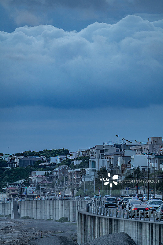 日本神奈川县海边住宅区上空的雨云图片素材