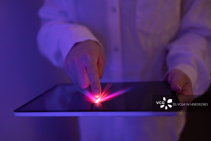 触摸平板电脑特写图片素材