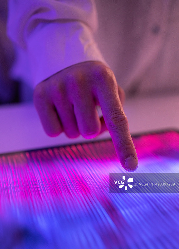 触摸平板电脑特写图片素材