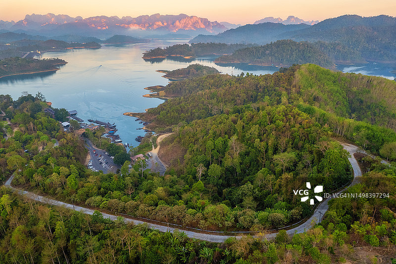 泰国素叻他尼府考索国家公园拉查普拉帕水坝航拍日出图片素材