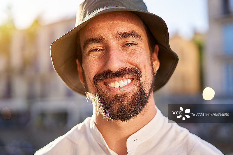 帅气留胡须的男人户外愉快站立特写图片素材