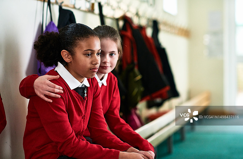女孩安慰学校的朋友图片素材