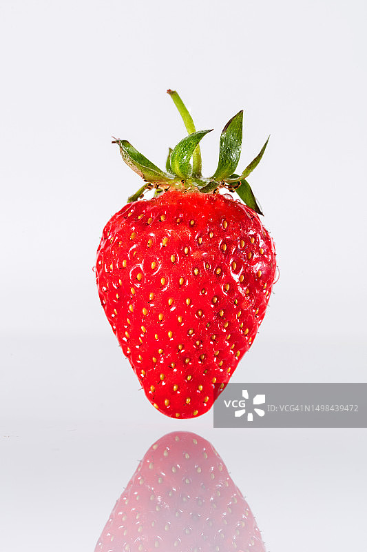 草莓倒影图片素材