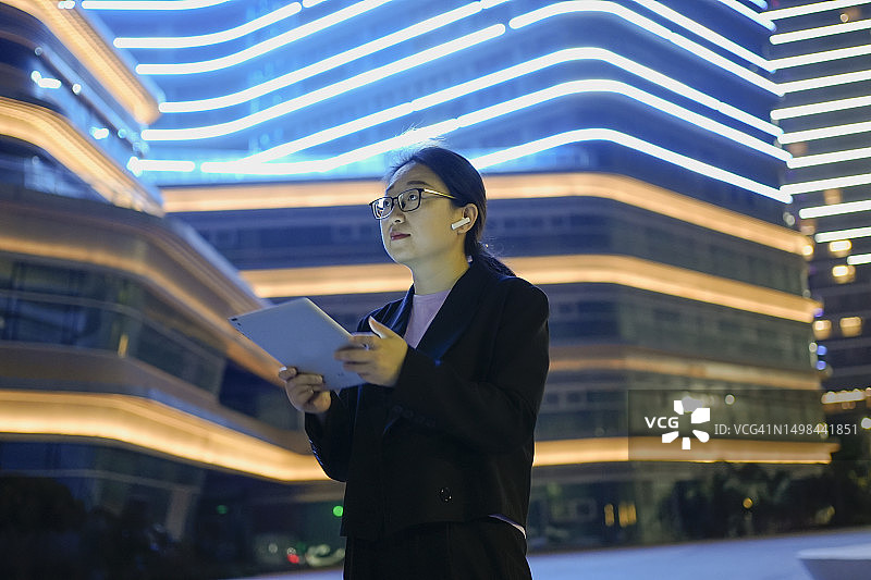 亚洲女商人在会议中使用平板电脑图片素材