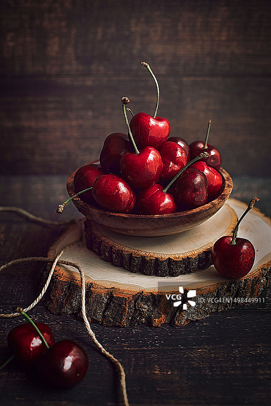 乡村风格的樱桃摆拍图片素材