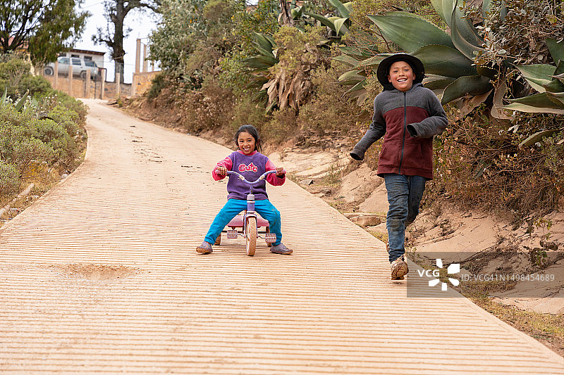 孩子们在村路上玩耍图片素材
