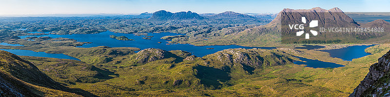 苏格兰高地山峰和湖泊全景图片素材