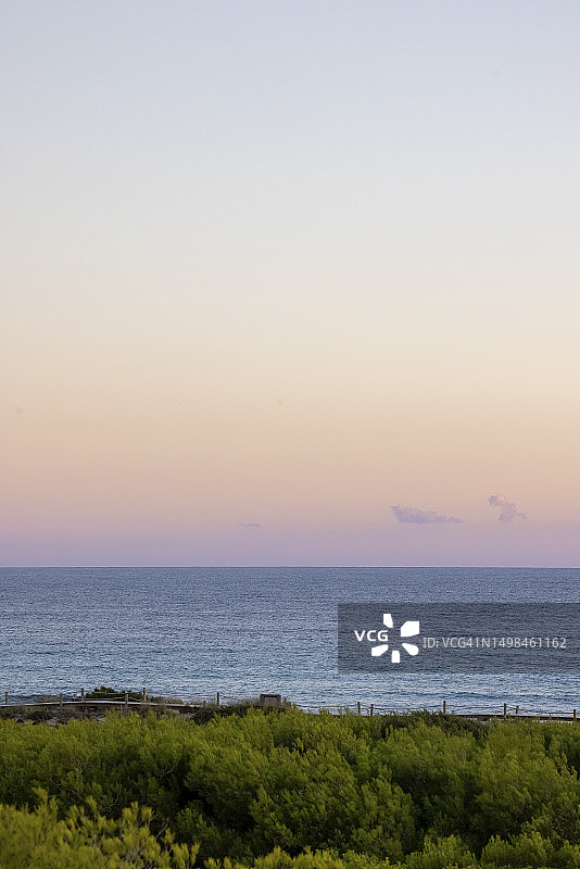 西班牙巴利阿里群岛福门特拉岛：地中海海岸黄昏天空图片素材