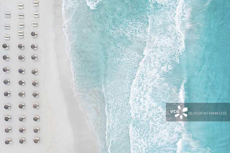 西班牙巴利阿里群岛福门特拉岛：空旷海滩上的伞阵航拍图片素材