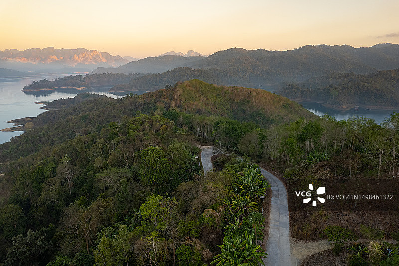 穿过绿色森林的田园山路图片素材