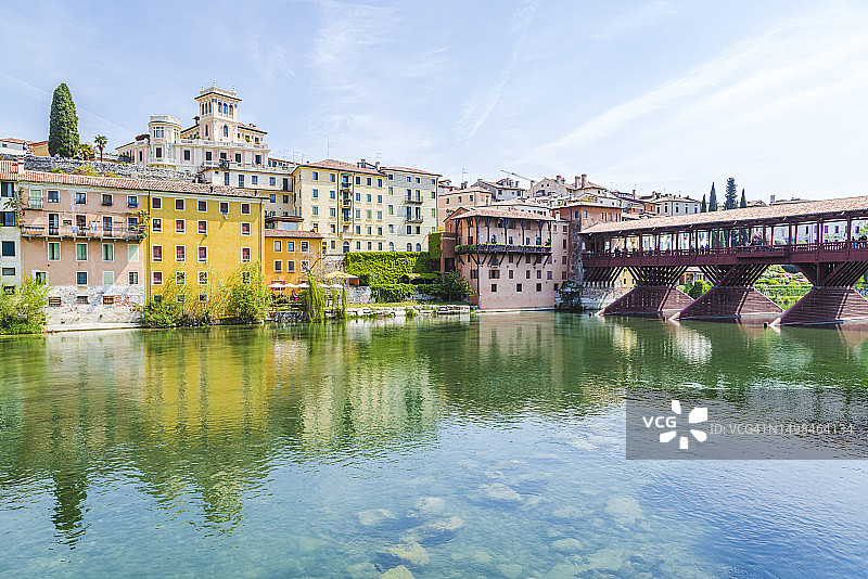 意大利威尼托巴萨诺-德尔格拉帕布伦塔河及背景中的建筑和老桥图片素材