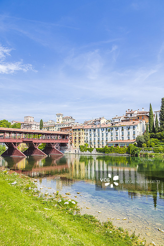 意大利威尼托格拉帕巴萨诺布伦塔河与建筑和老桥图片素材