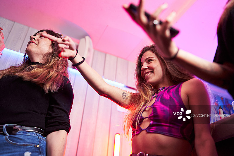 在迪斯科跳舞的快乐朋友们图片素材