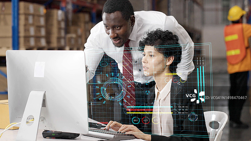 经理团队和仓库里的工人图片素材