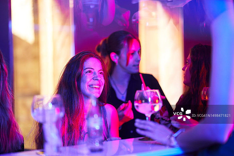 朋友们在酒吧喝酒聊天图片素材