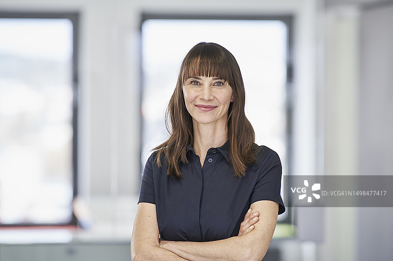 办公室里自信的女商人图片素材