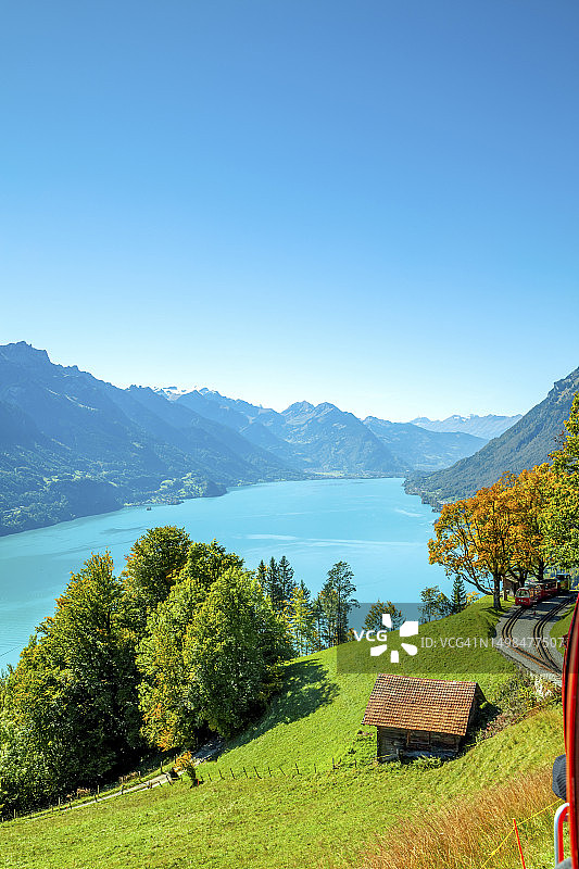 瑞士伯恩州，布里恩茨，布里恩茨湖上晴朗天空的风景图片素材