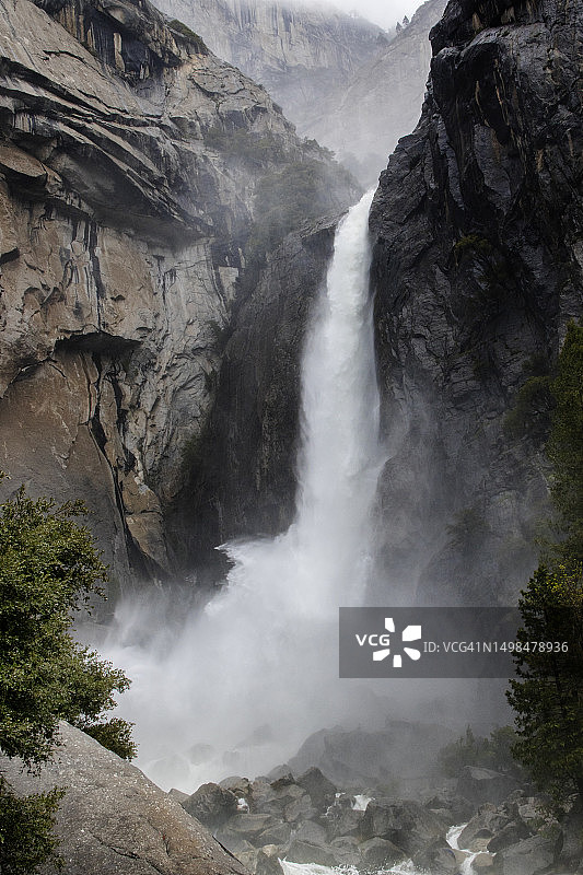 下约塞米蒂瀑布形成雾气图片素材