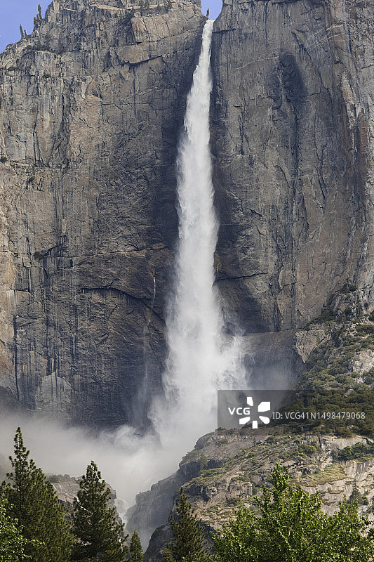 新娘面纱瀑布底部产生巨大的雾气图片素材