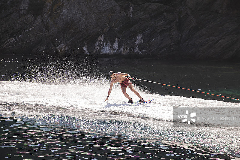 男人在度假时在海上玩风筝冲浪图片素材