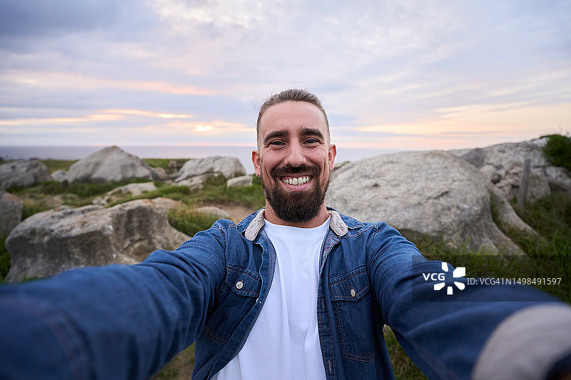 在山地景观中自拍的白人男子图片素材