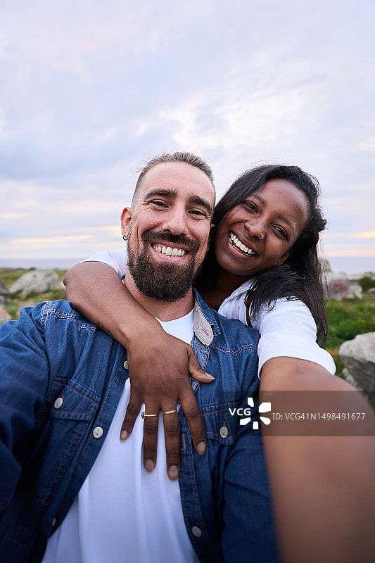 幸福的夫妇一起自拍，看着镜头微笑。图片素材