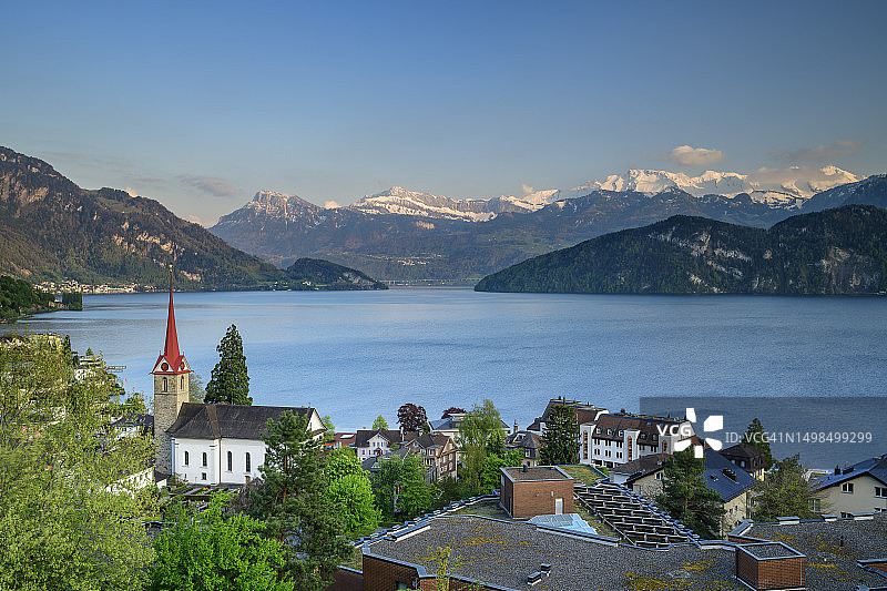 瑞士卢塞恩湖畔韦吉斯村暮色图片素材