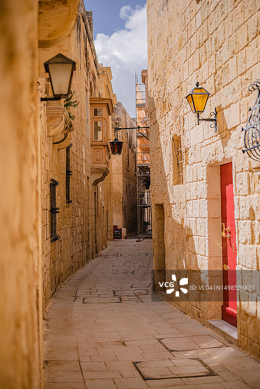 马耳他姆迪纳城市建筑间的空巷图片素材