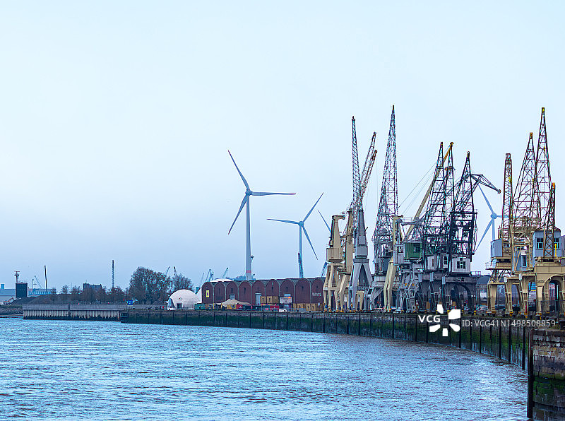 比利时安特卫普港口起重机景观图片素材