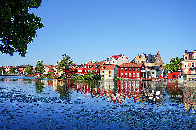 瑞典的湖畔建筑与晴朗蓝天图片素材