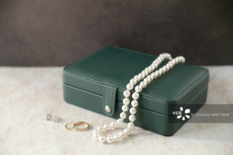 桌上的珠宝盒特写图片素材