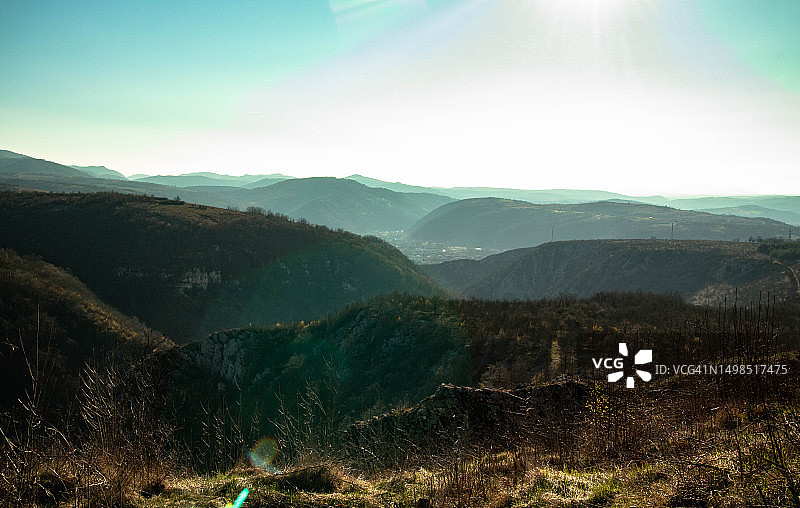 山对着天空的美景图片素材