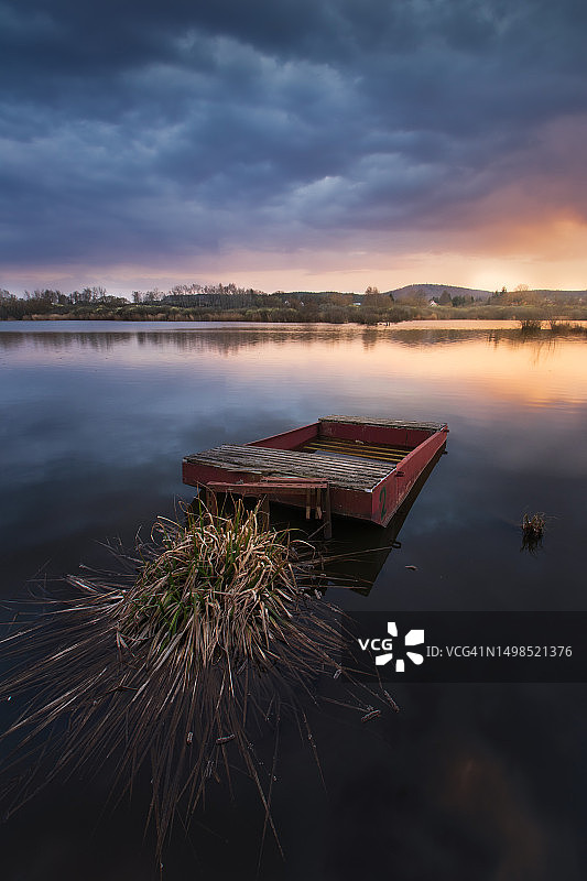 捷克比尔森日落时分的湖光山色图片素材