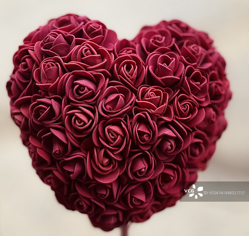 心形容器中的红色玫瑰特写，美国马里兰州图片素材